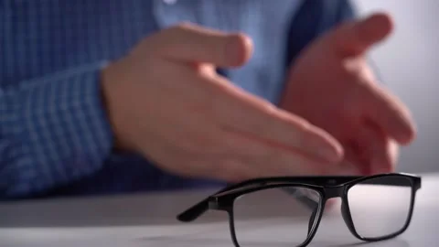 Man Gesturing Hands Explaining Something. 스톡 동영상 151530338