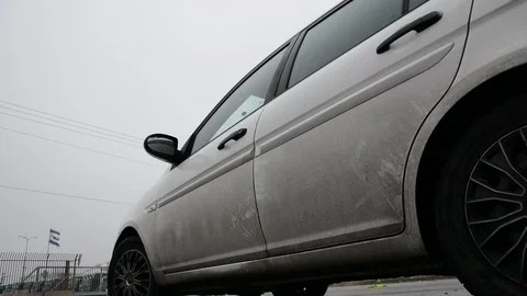 A man gets into the car on the road Видео 123100563