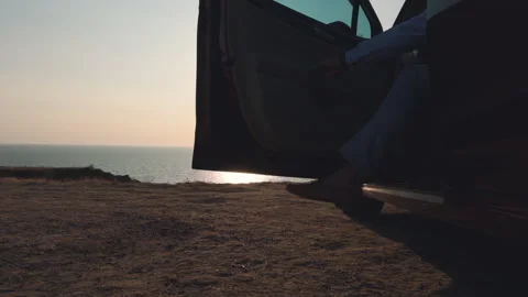 The man gets out of the car against the seascape background. slow motion Vidéo 145758192