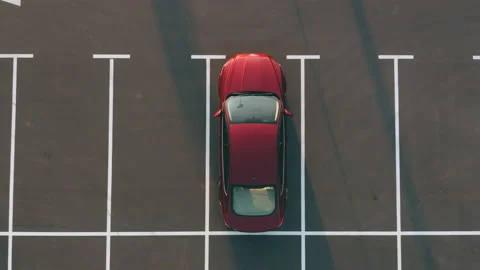 The man gets out of the car on the empty parking lot 库存影片 134359485