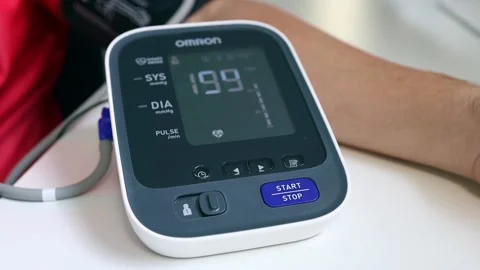 A man getting a blood pressure test Vidéo 138783867