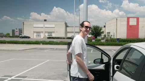 Man getting in car. Video stock 200009234