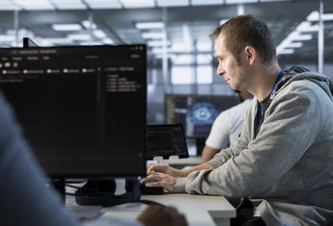 Man getting computer crash while trying to fix error in data center Foto stock