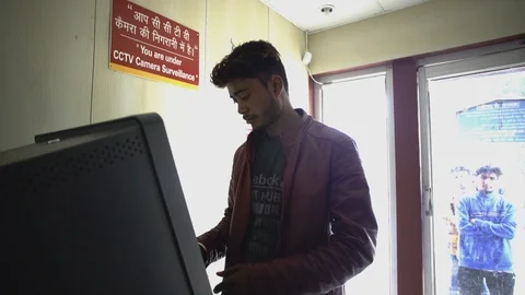 Man getting money from ATM Vidéo 115084641