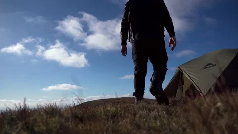 A man getting into an MSR wild camping tent 库存影片 233694001