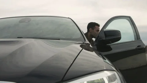 Man getting out of the car and close the door Video stock 85773526