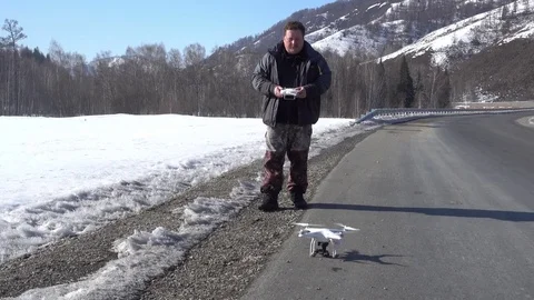 Man Getting Ready to Fly a Copter Видео 85176620