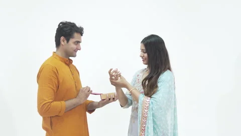 Man gifting two gold bangle to his  wife.wearing traditional dress. Video stock 252585086