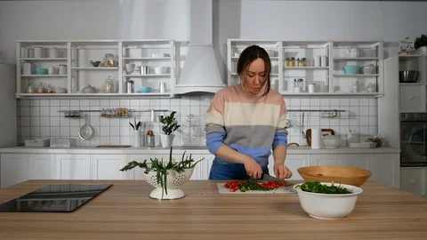 Man with a girl dancing in the kitchen Vidéo 126356922