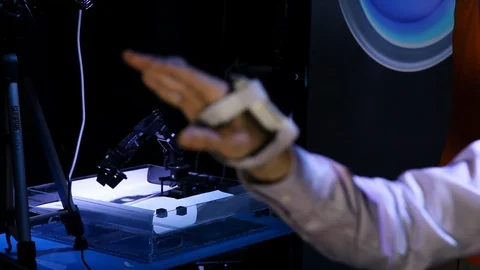 Man gives direction to a bionic hand Video stock 99051669