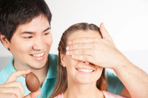 Man giving to her girlfriend a easter eggs Foto stock