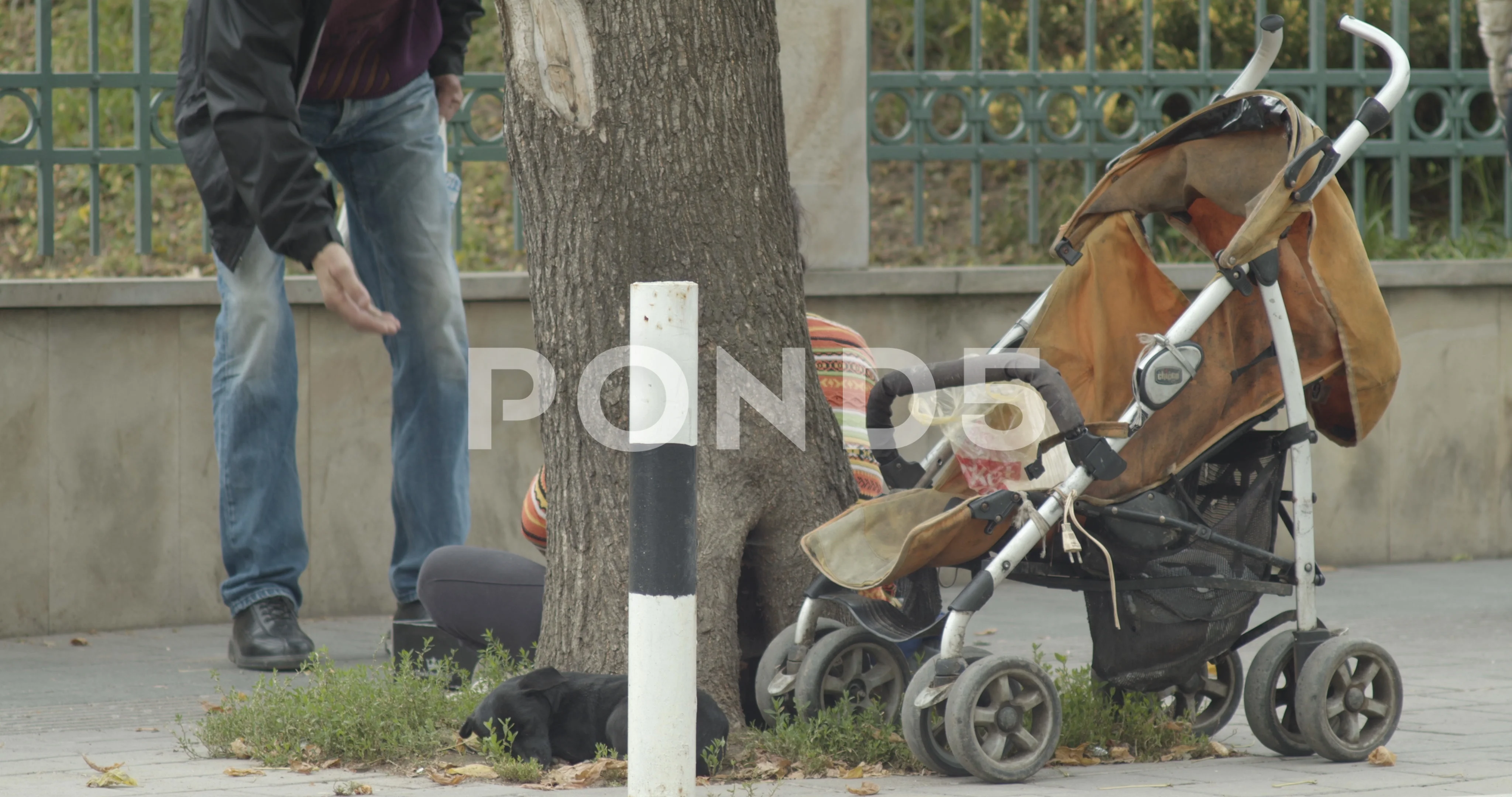 Man giving money poor homeless beggar mother with baby on street, image size:4096x2160