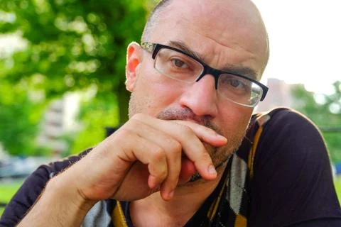 The man with glasses suffers from depression . Problems in personal life and at Stock-Fotos