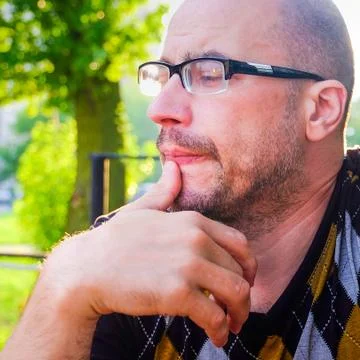 The man with glasses suffers from depression . Problems in personal life and at Stock-Fotos