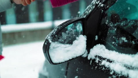 Man in gloves brushing deep snow from car windshield wiper blades Vidéo 341950682