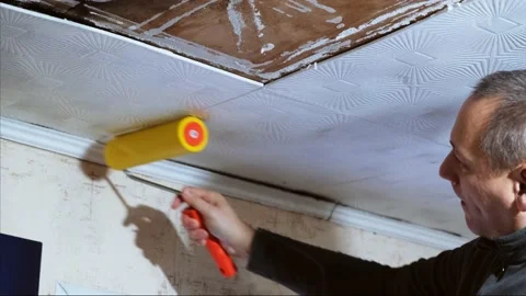 Man glues ceiling tiles 스톡 동영상 145922713