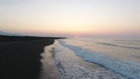 Man goes to the beach of the ocean. 스톡 동영상 104197628