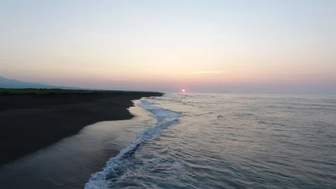 Man goes to the beach of the ocean. 스톡 동영상 104197898
