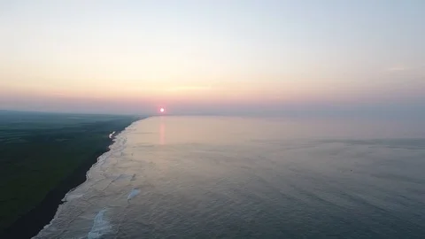 Man goes to the beach of the ocean. Video stock 104198335
