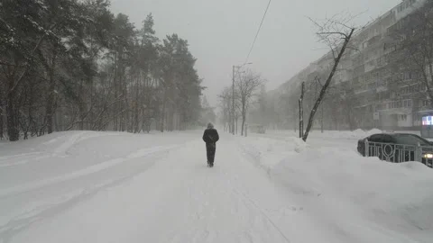 The man goes to the blizzard Stockbeeldmateriaal 148441443