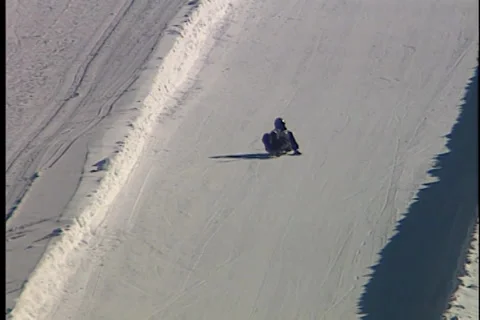 Man goes down ski hill on shovel 動画素材 33521527