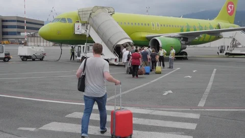 A man goes to a line to get on a plane at the airport Video stock 95001655