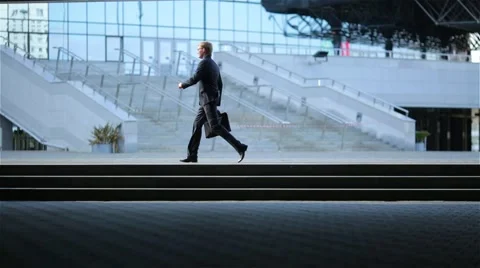 Man goes quickly, looks at watch Vidéo 68055707