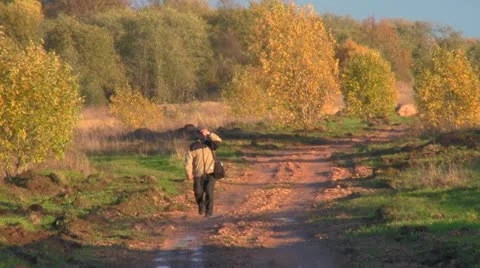 Man goes on the road Vídeo Stock 12332515