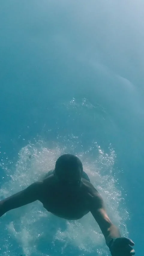 Man with goggles  dive into deep of the sea. Vertical Video Video stock 278516537