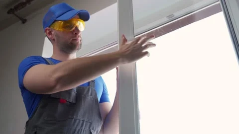 Man in goggles fixes flat window handle with screwdriver Vídeos de archivo 197269357