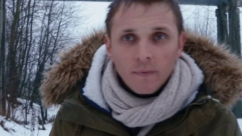 The man is going to the camera Vidéo 82318657