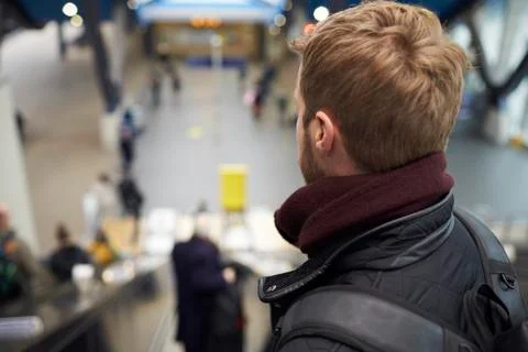 Man Going Down Escalator At Railway Station Foto stock