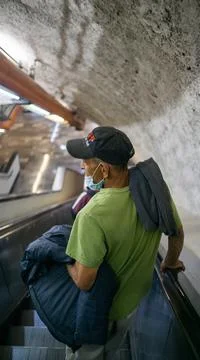 Man going down on escalators in the Mexico City subway Stock-Fotos
