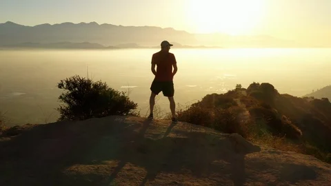 A man going for his moring workout in the hills above Hallywood 動画素材 114588221