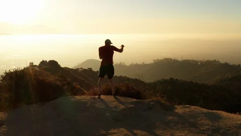 A man going for his moring workout in the hills above Hallywood 動画素材 114588610