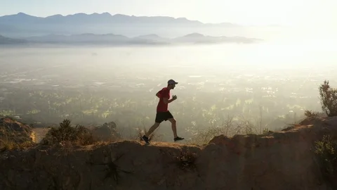 A man going for his moring workout in the hills above Hallywood 動画素材 114588721