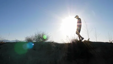 A man going for his moring workout in the hills above Hallywood 動画素材 114589991