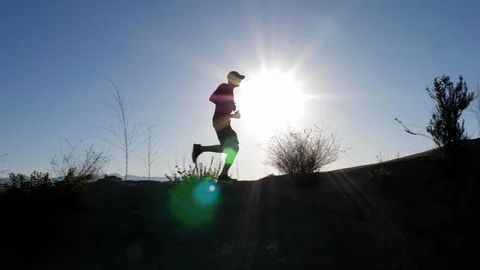 A man going for his moring workout in the hills above Hallywood 库存影片 114590628