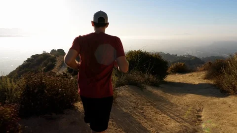 A man going for his moring workout in the hills above Hallywood 動画素材 117219428