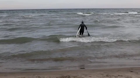 Man is going to surf. 動画素材 70318695