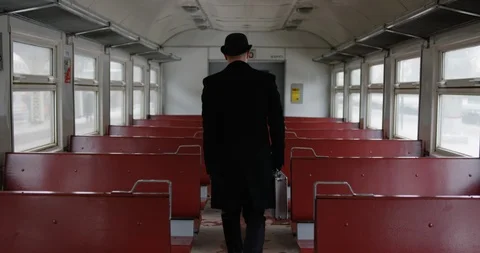 Man going in train Video stock 86512515