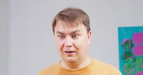 Man good-naturedly scolds, shows forbidding gesture thumb, shakes head Good boss Stockbeeldmateriaal 205341353