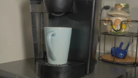 Man grabbing coffee from the coffee maker Video stock 100401371