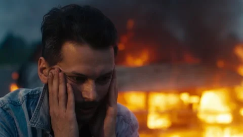 Man grabs his head, he is very upset because of the burned car in the fire. Vídeo Stock 158152910