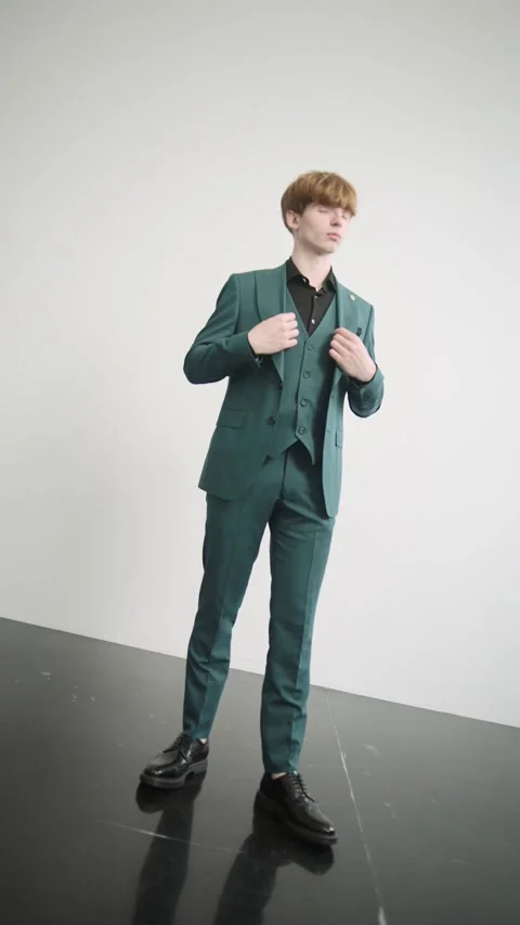 Man in green suit posing in white studio Video stock 277568630
