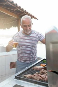 Man grilling with beer Stock Photos