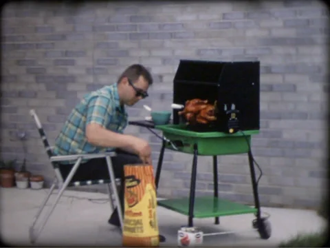 Man Grilling Chicken (Retro) 스톡 동영상 33185638