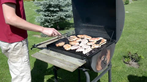 Man Grilling Outdoors Stockbeeldmateriaal 25669775