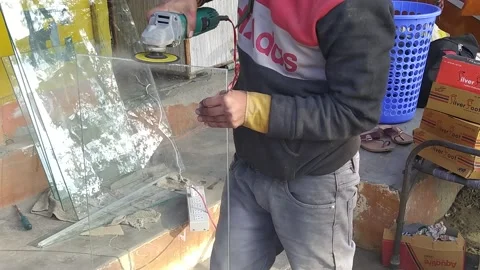 A man is grinding the glass with a machine. 스톡 동영상 146227123