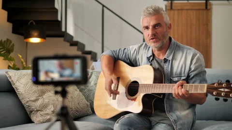 Man guitarist recording online tutorial teaching how to play guitar Vídeos de archivo 139750118